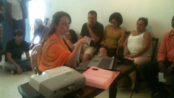 Tania Bruguera durante el conversatorio en su casa de la Habana Vieja (14ymedio)