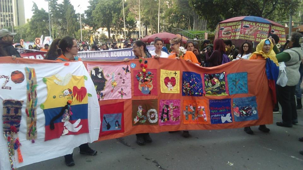 Tejedoras del Costurero Kilómetros de vida y de memoria en la marcha del 12 de octubre de 2016. Imagen tomada del Facebook del Costurero.